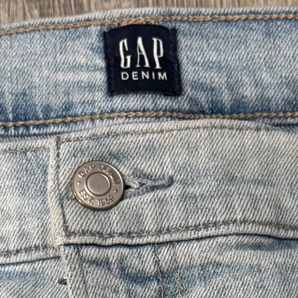 Gap 5" Cut Off Short - Size 20/35 - Picture 3 of 3